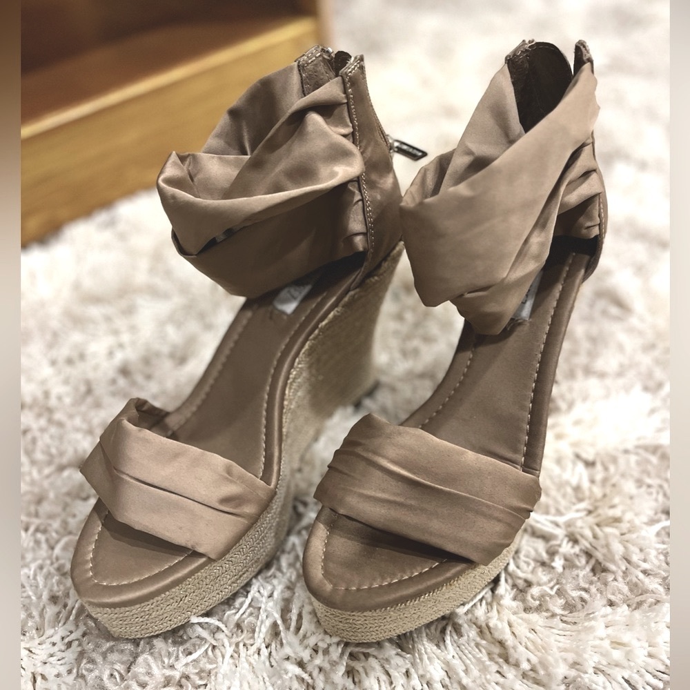 Jennifer Lopez Espadrilles 4” heels Size 8 Gold/Tan
